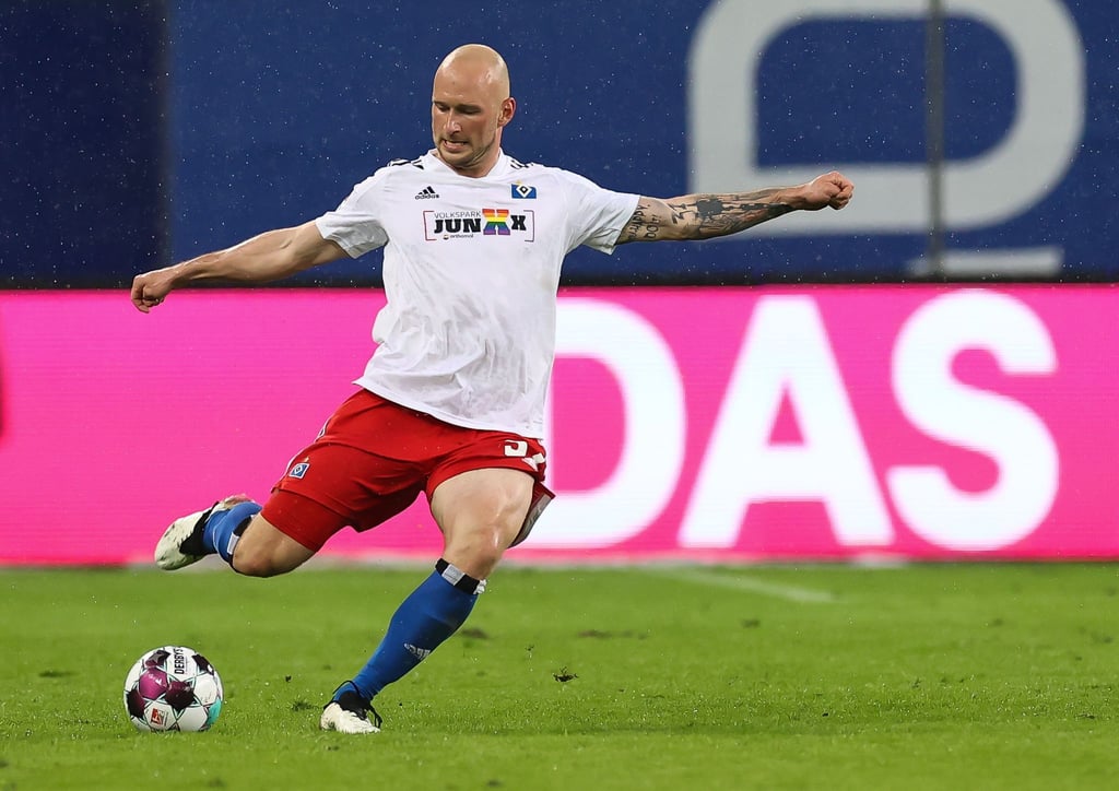 Hamburgs Toni Leistner spielt den Ball.