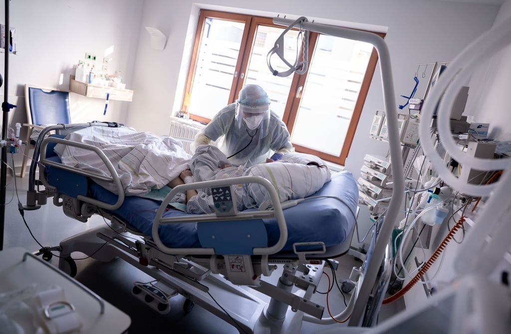 Ein Intensivpfleger arbeitet auf der Intensivstation des Krankenhauses Bethel in Berlin an einer Corona-Patientin.