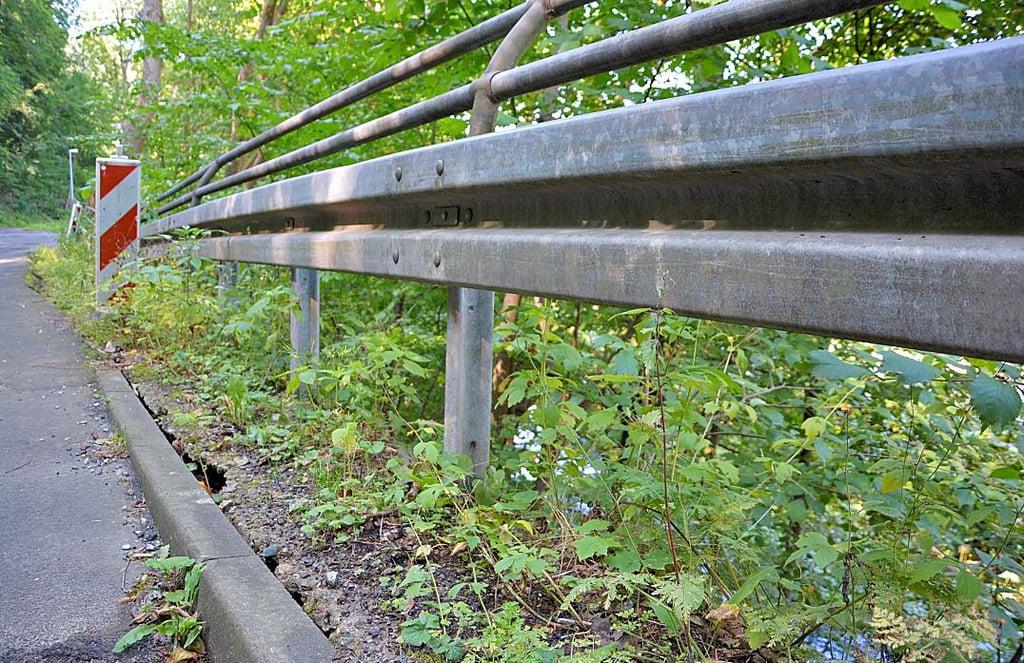 Die Stützmauern an der Burgstraße in Rübeland sind seit langem marode. Das Bauwerk muss entlastet werden.