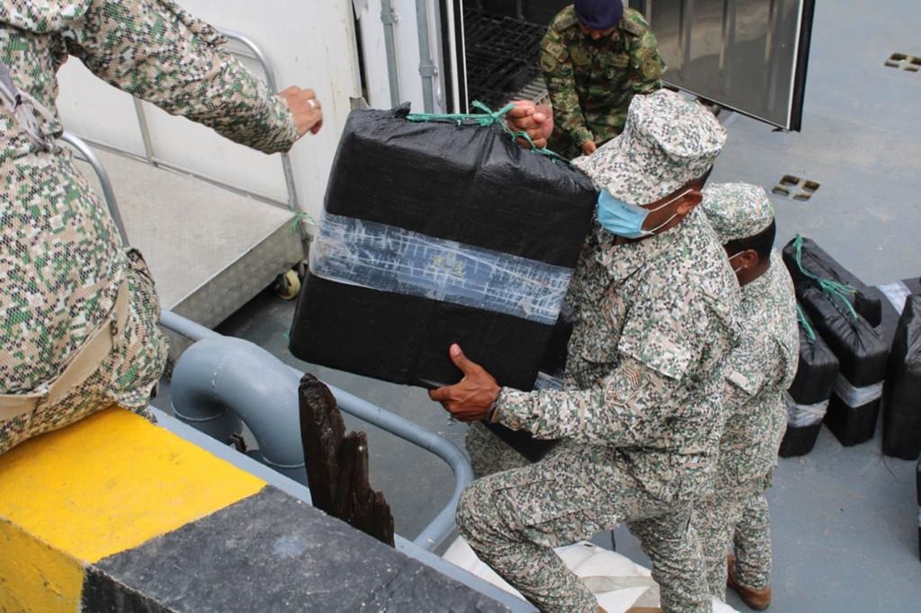 Auf diesem von der kolumbianischen Armee zur Verfügung gestellten Bild entladen Soldaten beschlagnahmte Drogen aus einem Halbtaucher.