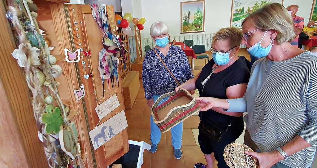 Kreative Ergotherapie im Haus Einetal: Im Bürgerhaus werden die Kunstwerke aus Keramik, Filz und Peddigrohr präsentiert.