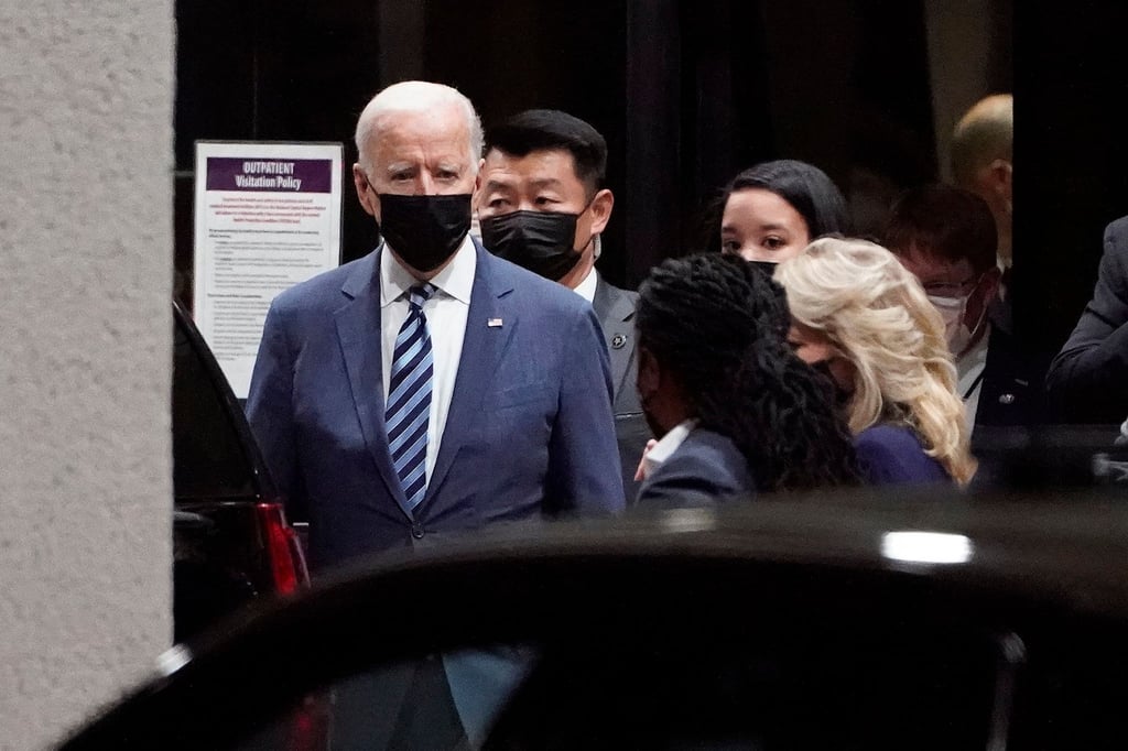 Joe Biden, Präsident der USA, und Jill Biden, First Lady der USA, verlassen das Walter Reed National Military Medical Center.