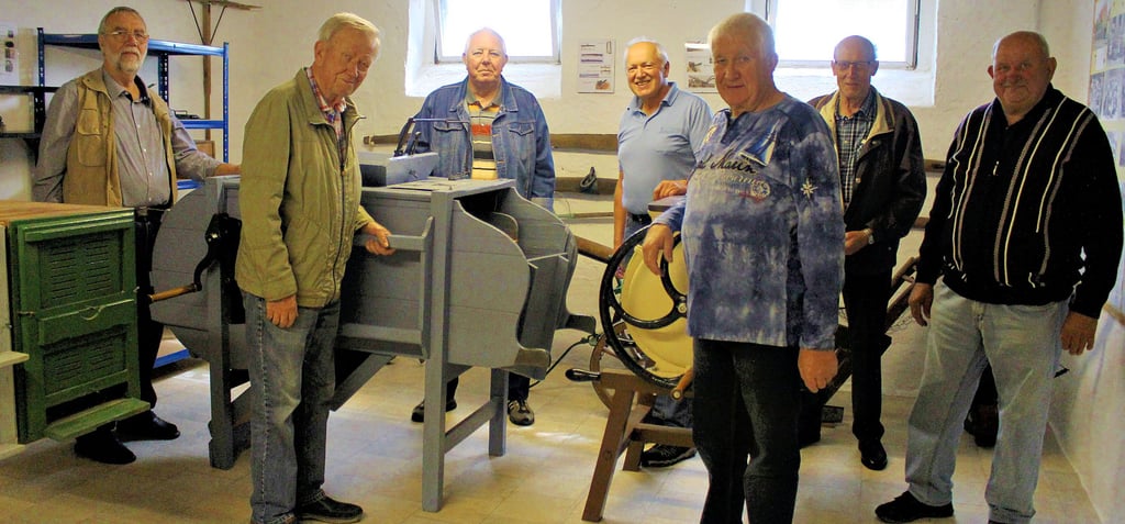 Hansjörg Schürer, Otto Reichert, Hermann Kaiser, Rainer Prange, Wolfgang Lerm, Ernst Reichert und Martin Anklam (v.l.n.r.) realisierten die Ausstellung im Landhaus.