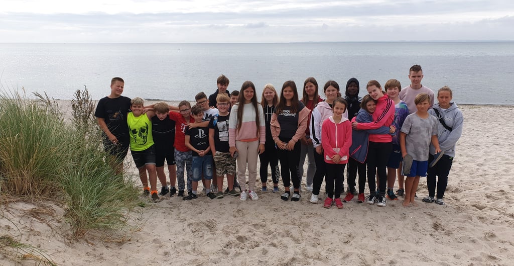Kinder und Jugendliche vom Jugendhaus "Thomas Morus" bei ihrer Ferienfreizeit im Jugendcamp in Grömitz (Schleswig-Holstein) an der Ostsee.