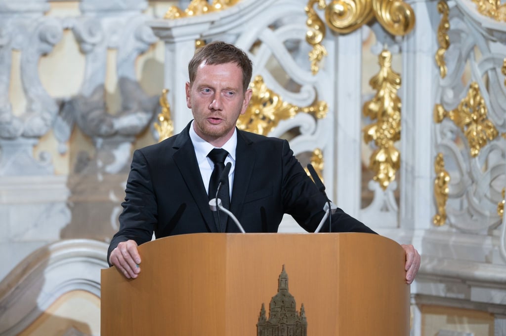 Michael Kretschmer (CDU), Ministerpräsident von Sachsen, spricht bei dem Trauerstaatsakt in der Frauenkirche zu den Gästen.
