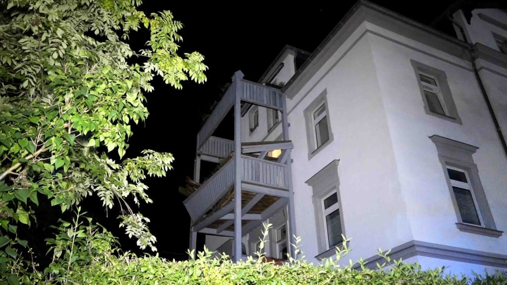 Im sächsischen Bautzen stürzte am Donnerstagabend der Balkon eines Wohnhauses zusammen.