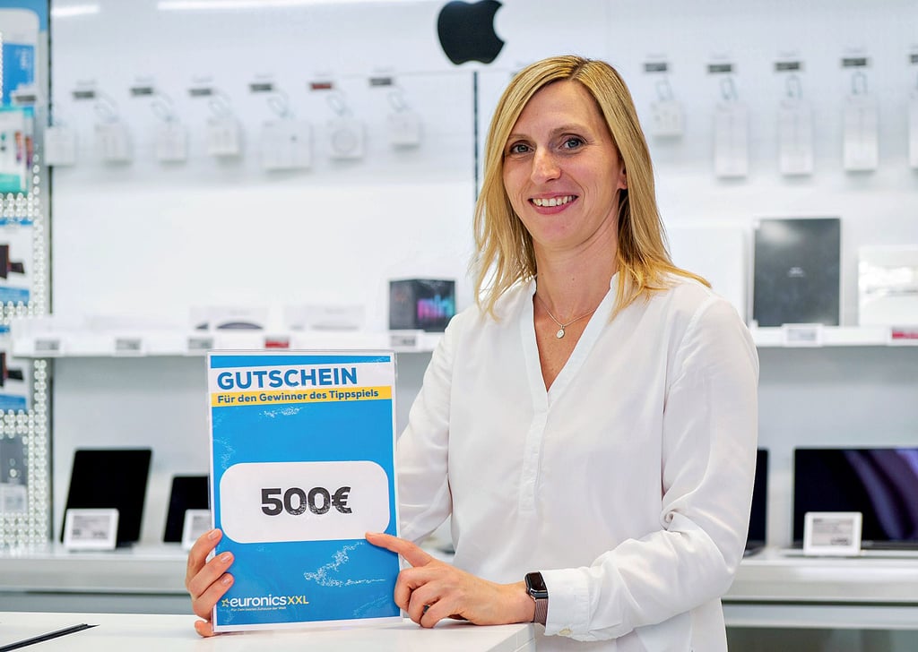Die Geschäftsführerin unseres langjährigen Tippspielpartners Euronics XXL in Naumburg, Marlene Raddei, präsentiert den Hauptpreis, den am Ende der Hinrunde der Sieger oder die Siegerin der Gesamtwertung erhalten wird.