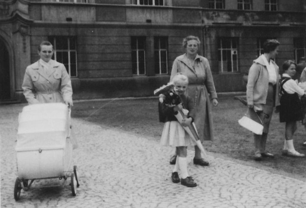 Silvia Wettig wird 1960 in die Käthe-Kollwitz-Schule in Halberstadt eingeschult. Groß gefeiert wurde zu dieser Zeit nicht, berichtet sie. Ihre Oma (hinter ihr) war ihr einziger Gast. Diese ist für dieses Ereignis von Gröningen nach Halberstadt gekommen.