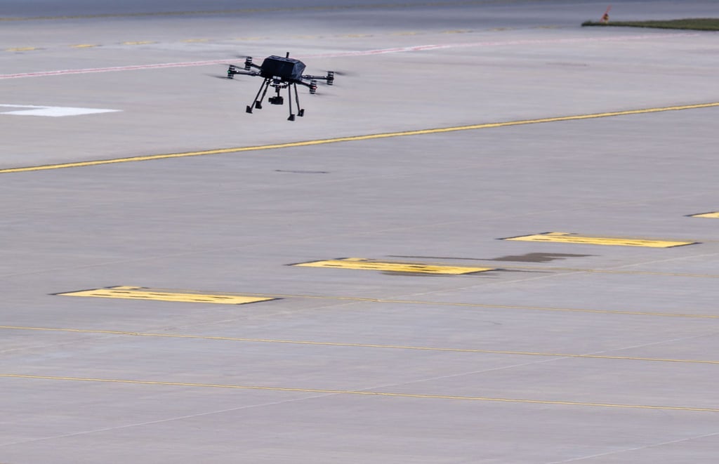 Das autonomen Drohnensystems HIVE fliegt beim Premierenflug über dem Vorfeld des Flughafen Rostock-Laage.