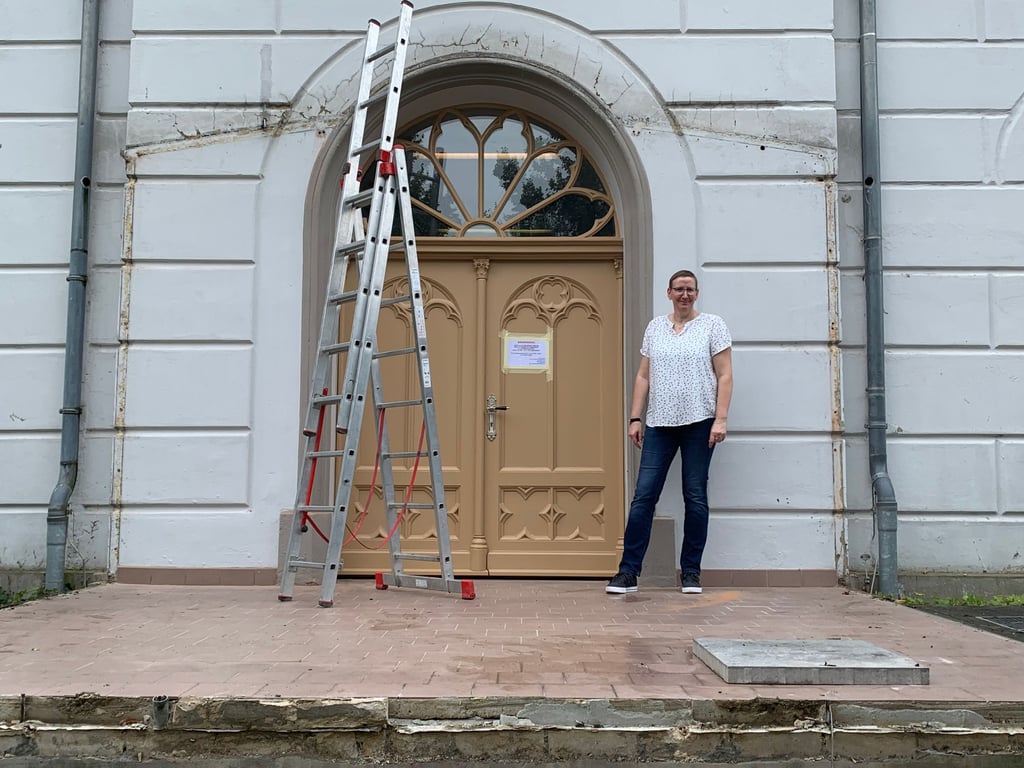 Sandra Luthe leitet das Stadt- und Kreisarchiv. Sie steht auf der freigewordenen Fläche, auf der sich früher der Wintergarten befand.