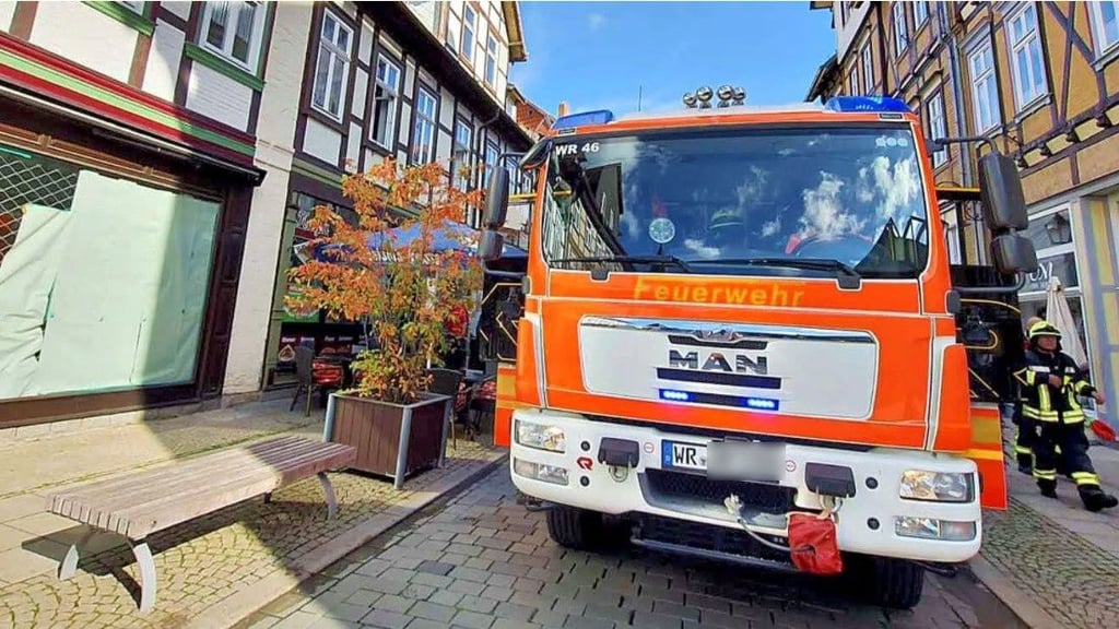 Kameraden der Wernigeröder Feuerwehr sind am Donnerstagvormittag zu einem Brand in einem Dönerladen an der Westernstraße in Wernigerode ausgerückt. Nach 45 Minuten war der Einsatz beendet.