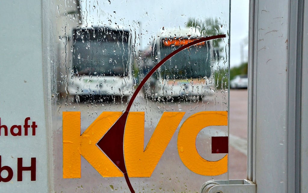 Hinter den Türen der Kreisverkehrsgesellschft Salzland in Bernburg ziehen dunkle Regenwolken auf. Der freigestellte Geschäftsführer hat trotz des zerrütteten Vertrauensverhältnisses ein neues Jobangebot bekommen.