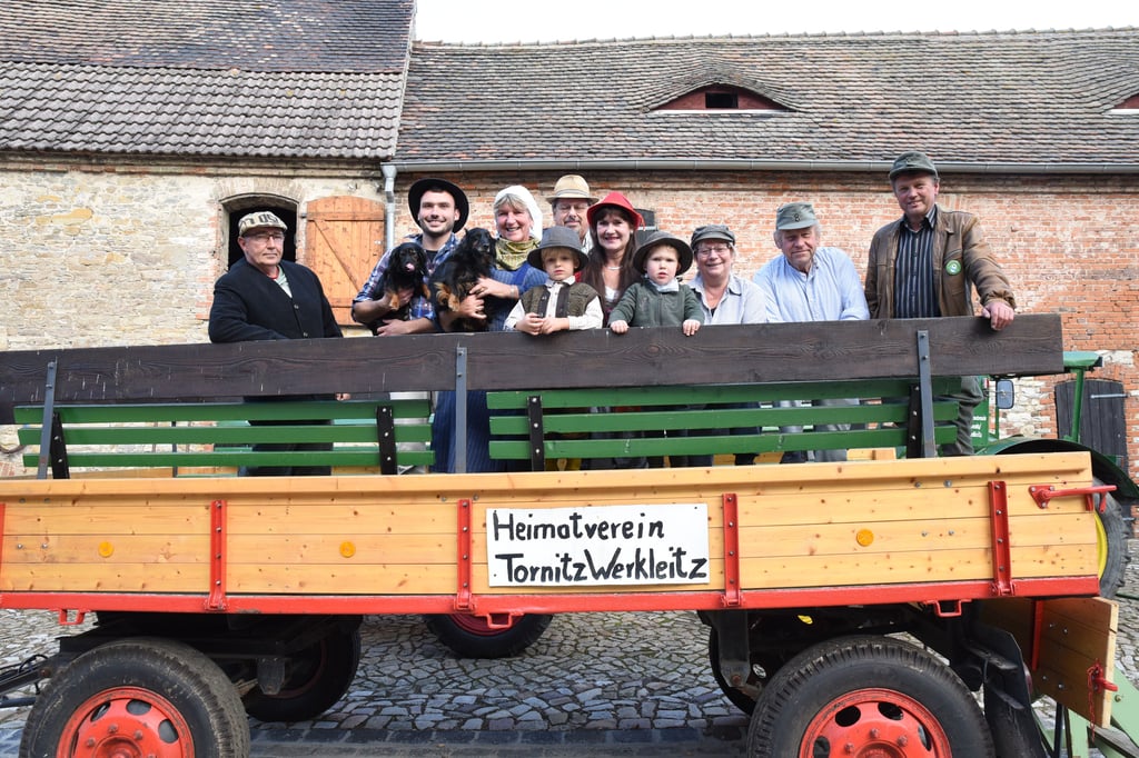 Alle auf einem Wagen: Die Mitglieder des Tornitzer Heimatvereins laden am Sonntag zum kleinen Umzug und geselligem Beisammensein.
