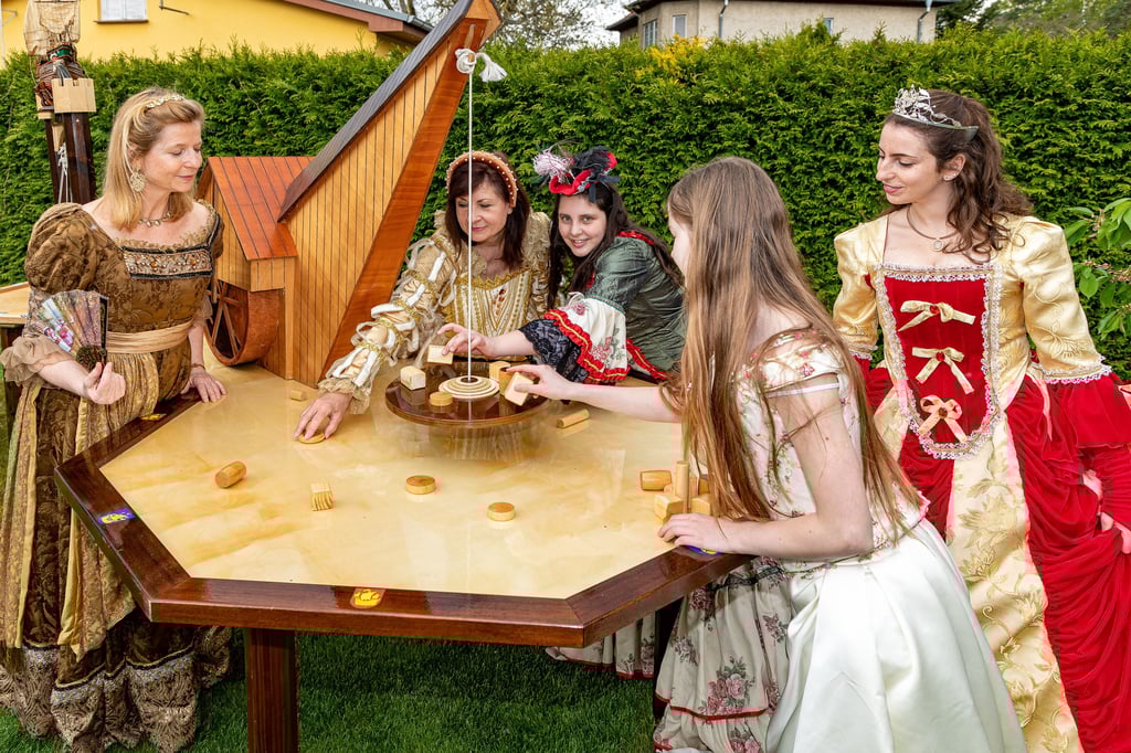Erstmals werden auf dem Kaiser-Otto-Fest in Magdeburg mittelalterliche Hanse-Spiele vorgestellt und gespielt.