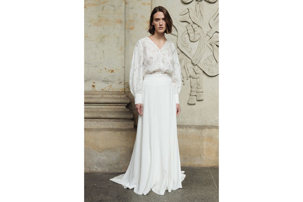 Elegant und lässig kombiniert Ivy&Oak einen langen weißen Rock mit einer Spitzen-Bluse - auch einzeln tragbar (Preis auf Anfrage).