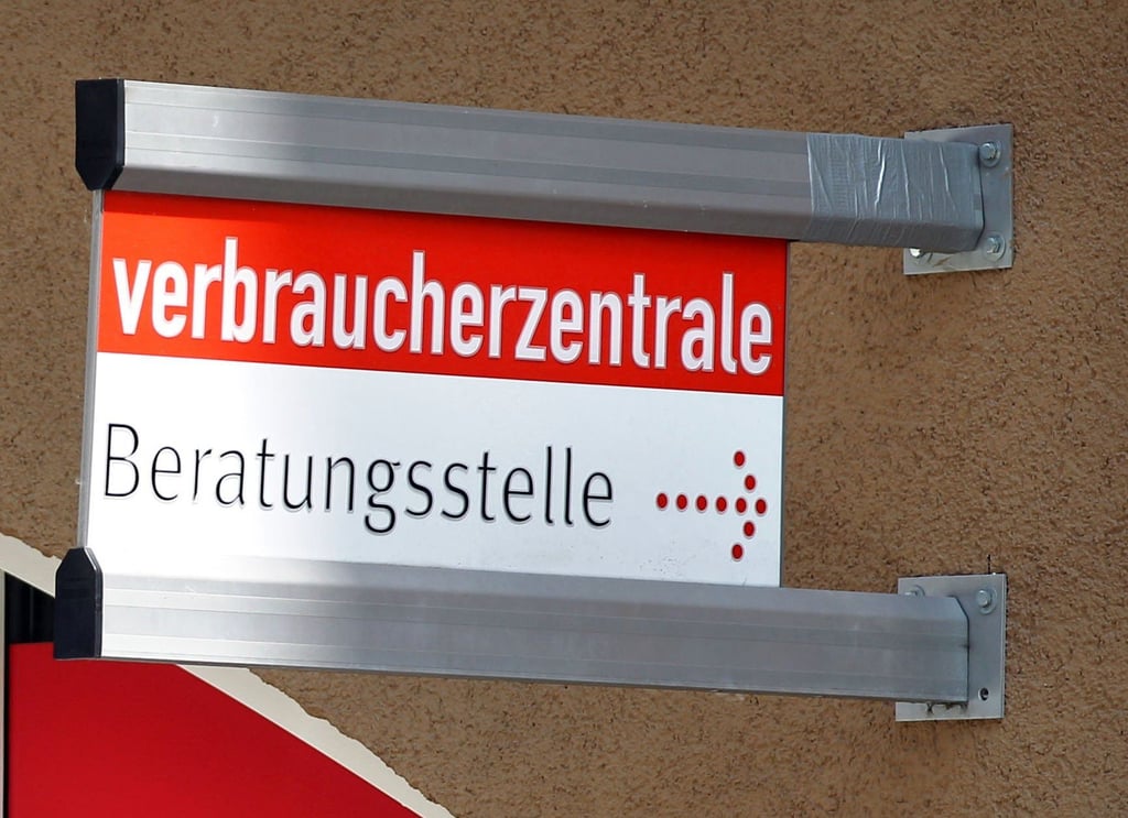 Ein Schild mit der Aufschrift "Verbraucherzentrale" ist an der Beratungsstelle einer Verbraucherzentrale angebracht.