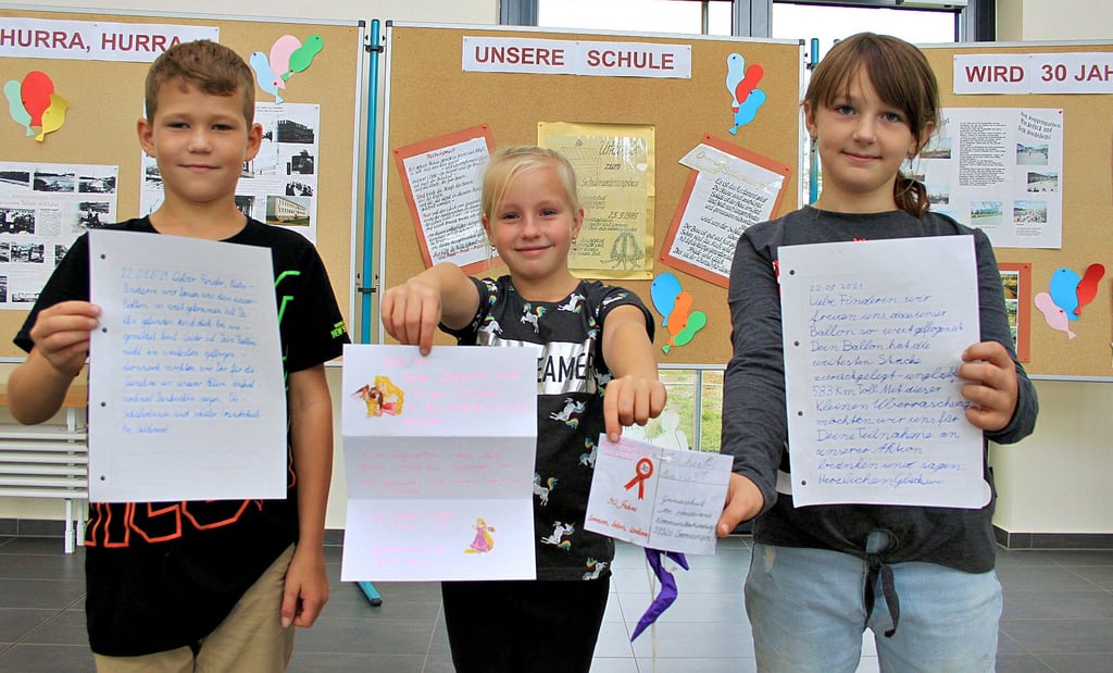 Eddy und die beiden Mias aus der Lerngruppe D der zweiten Klassenstufe in der Samsweger Grundschule haben den Finderinnen ihrer Luftballons bereits geantwortet.