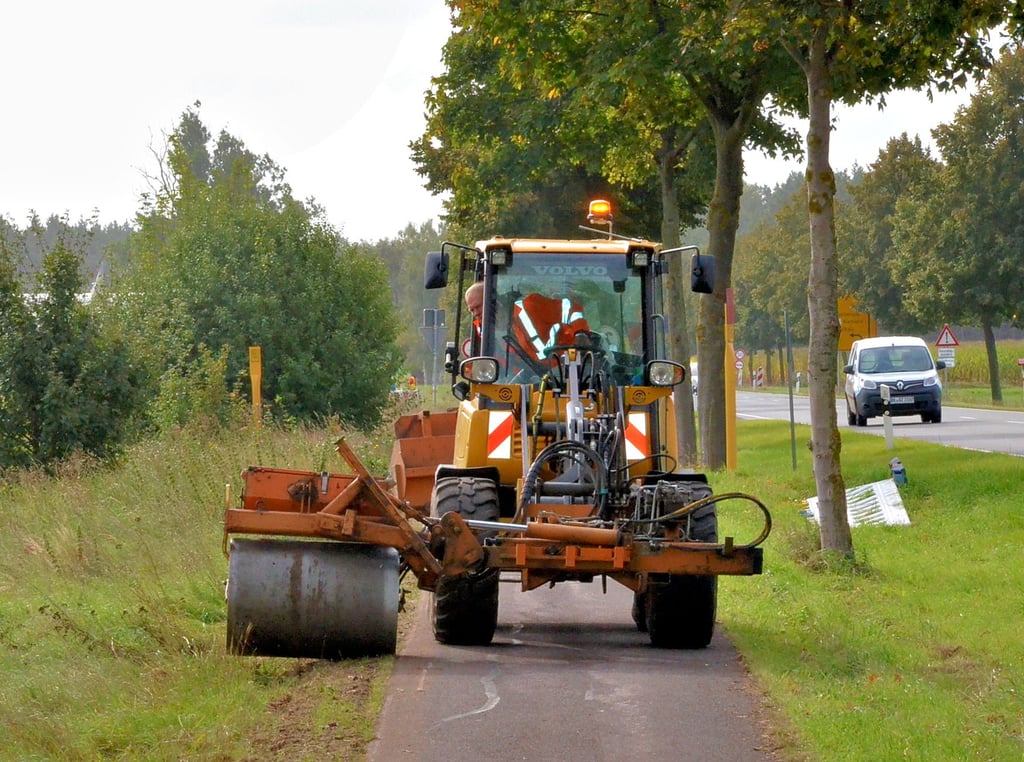 Vor kurzem wurden die Bankette am Radweg gefräst und verdichtet, zurzeit ruhen die Arbeiten auf dieser Baustelle.