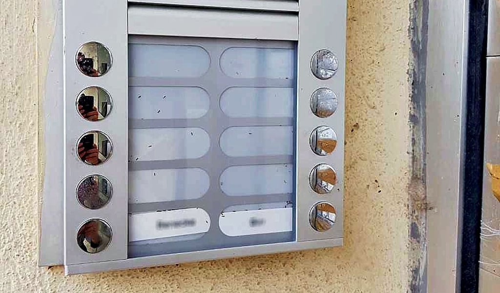 136 der 551 Wohnungen der Wohnungsbaugenossenschaft Klötze sind nicht vermietet. Die Namen auf den Klingelschildern werden weniger, hier am Block An der Wasserfahrt 20 bis 23, der abgerissen werden soll.