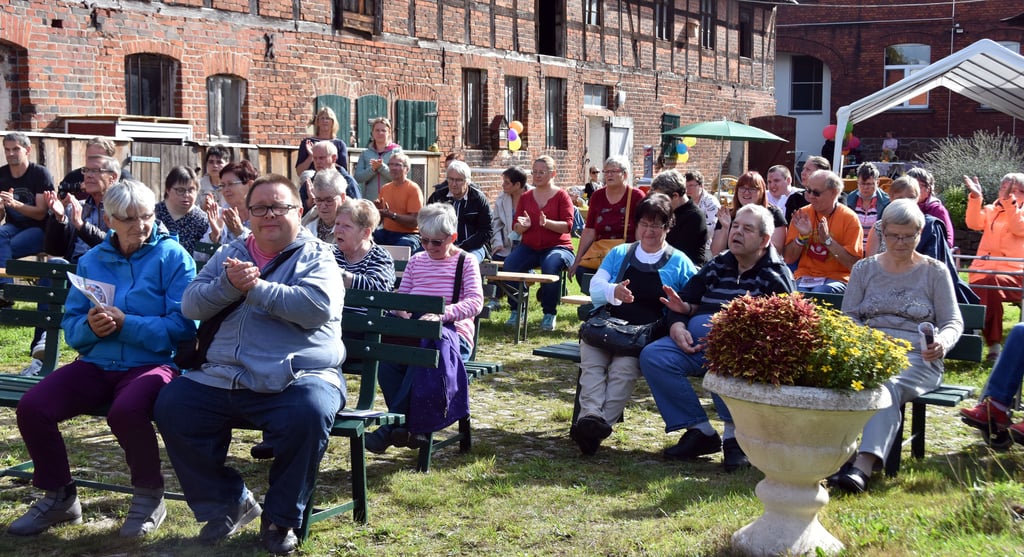Das Innere des „Mariannenhofes“ in Etingen verwandelt sich in eine Freiluftbühne für das Kleinkunstfestival. Die Hofbewohner sowie die Frauen und Männer, die in den Häusern der Stiftung in Calvörde zuhause sind, genießen die Vorstellungen der Schauspieler und Musiker.