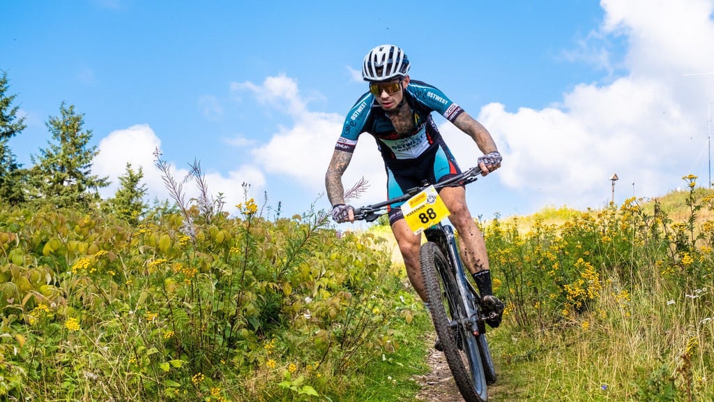 Marcus Sölter tritt am Sonnabend (2. Oktober) bei der WM im Mountainbike Marathon auf Elba (Italien) an. Für ihn als Hobbyfahrer sei es eine große Ehre gemeinsam mit den weltbesten Fahrern an den Start zu gehen. Auf dem Foto ist er beim Rennsteigride in Thüringen im September zu sehen.