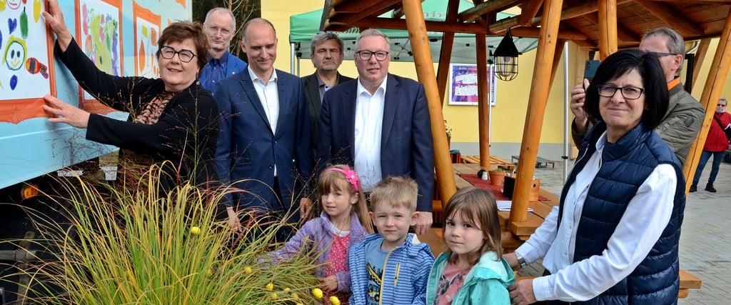 Von links: Sachsen-Anhalts Sozialministerin Petra Grimm-Benne, Bürgermeister Andreas Dittmann, Oliver Kölsch, Geschäftsführer der Bundesvereinigung der Deutschen Ernährungsindustrie, Michael Bügener, Geschäftsführer Fläminger Entenspezialitäten, Andreas Steppuhn, Vorsitzender des Landesverbandes der Tafeln Sachsen-Anhalt und Kinder aus der Kita Benjamin Blümchen, die gemeinsam mit Steppkes der Kindertafel die Bilder für den Kühlauflieger gemalt haben.