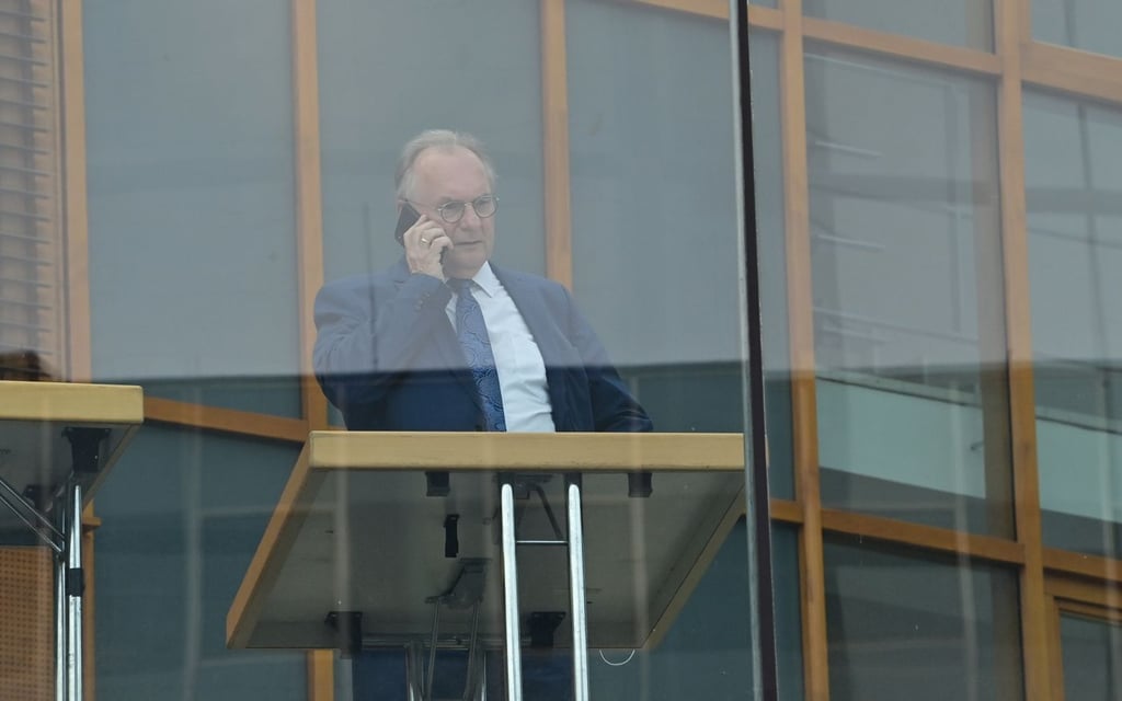 Der Ministerpräsident von Sachsen-Anhalt, Reiner Haseloff (CDU), telefoniert im Konrad-Adenauer-Haus nach den Gremiensitzungen der Partei nach der Bundestagswahl 2021.
