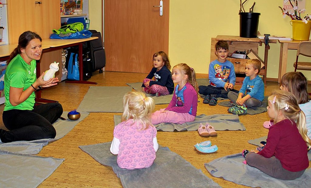 Martina Albrecht und die kleine Schnecke nahmen die Kinder mit auf eine Entspannungsreise.