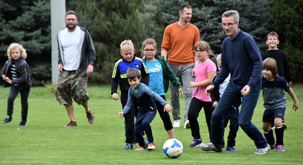 Ein ziemliches Durcheinander und sichtlich viel Spaß gab es beim Fußballspiel „Kinder gegen Eltern“. Fotos (2): Anett Roisch