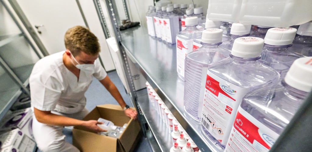 Auch wenn die ersten Kartons schon gepackt sind: Noch gibt es Spritzen im Impfzentrum.