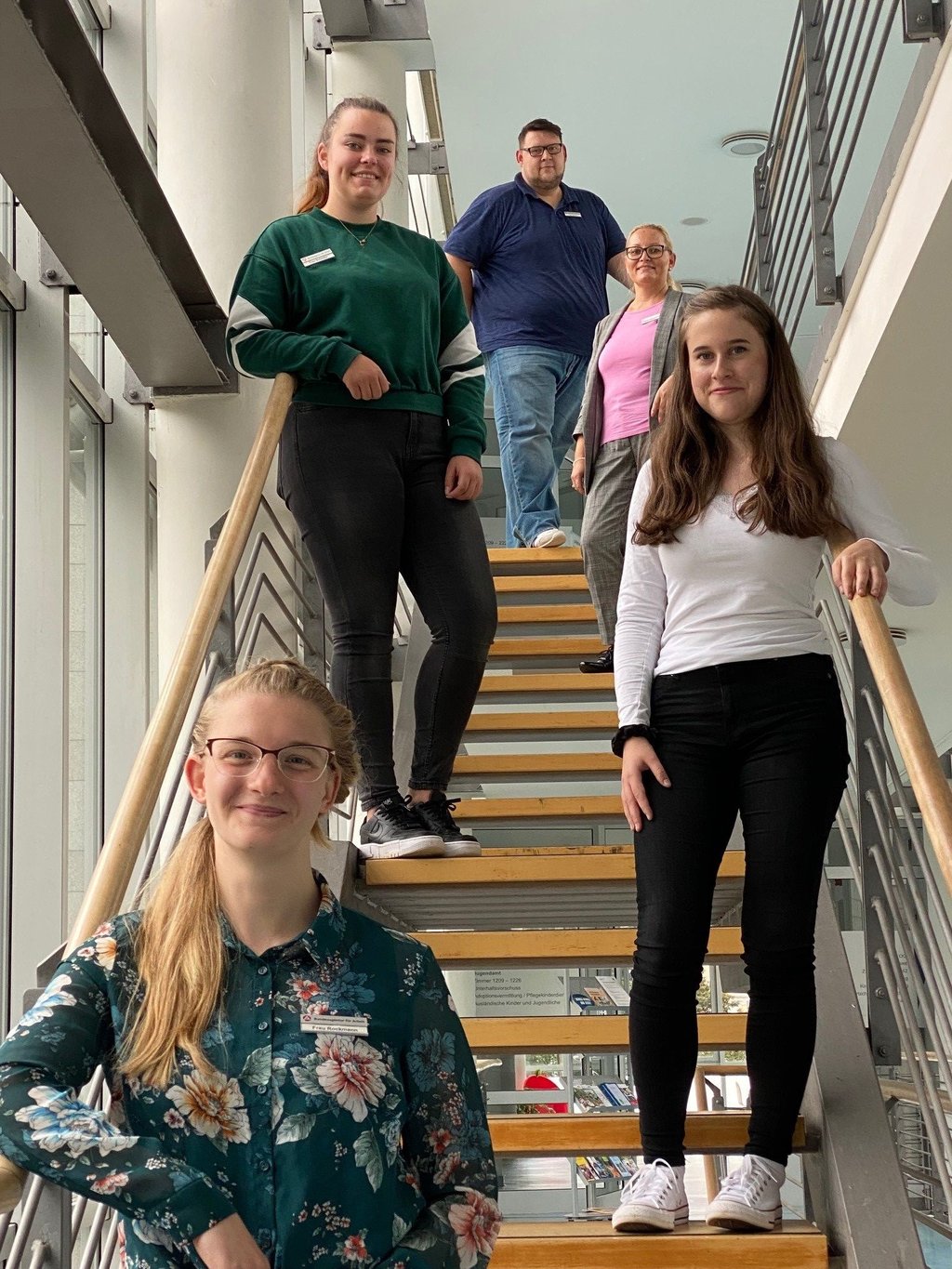 Die neuen Auszubildenden Danielle Rockmann, Gina Mary Lehmann, Lara Schwabe mit der Bereichsleiterin Stefanie Montag und dem Fachausbilder Thomas Gerloff.