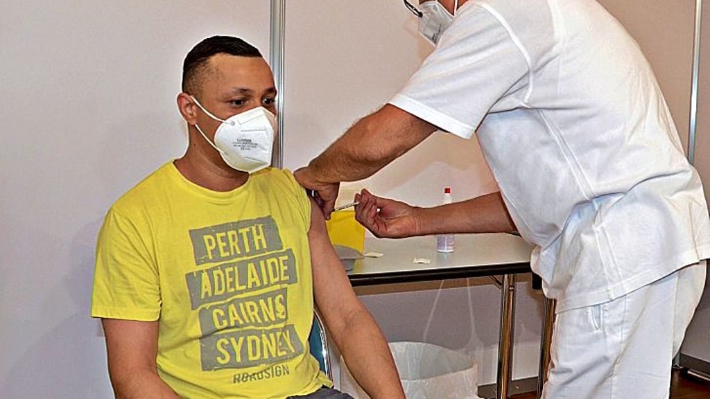 Im Zerbster Impfzentrum haben sich, wie hier Angelo Pilz, 5749 Menschen gegen das Coronavirus impfen lassen. 