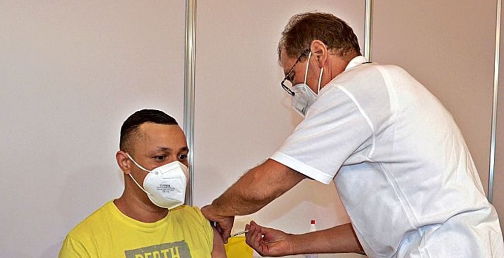 Im Zerbster Impfzentrum haben sich, wie hier Angelo Pilz, 5749 Menschen gegen das Coronavirus impfen lassen.