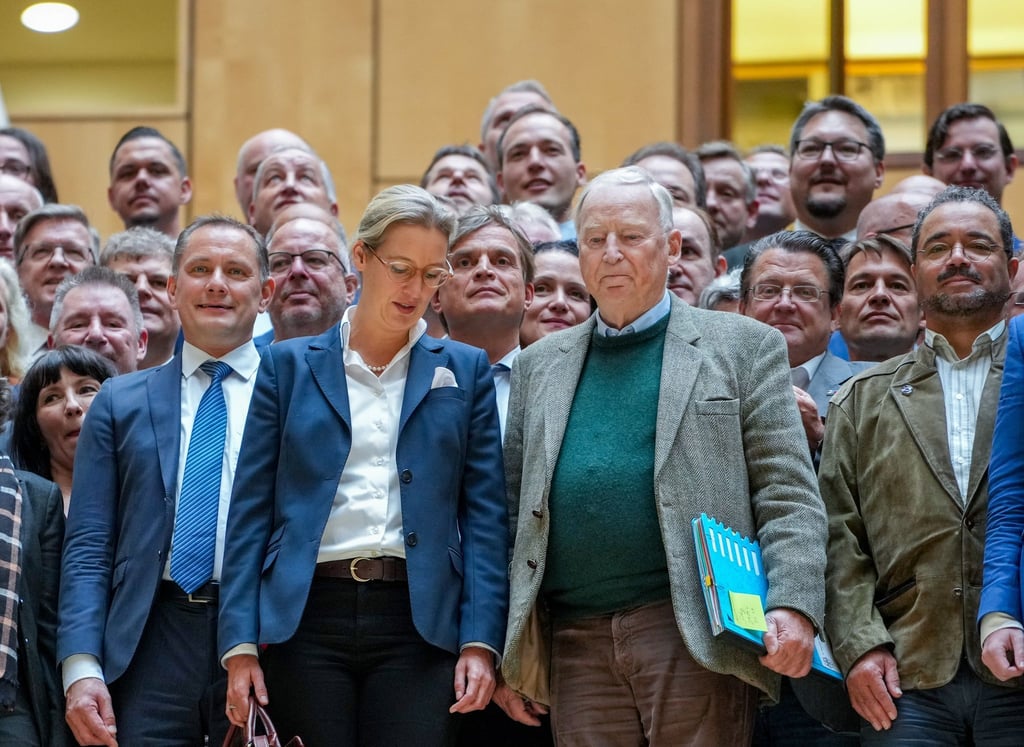 Der AfD-Bundesvorsitzende Tino Chrupalla (l) und die AfD-Fraktionsvorsitzenden Alice Weidel sowie Alexander Gauland (vorne) stehen mit weiteren Fraktionsmitgliedern zusammen.