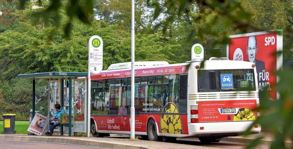 demnächst ist Abfahrt: Ein Bus wartet an der Endhaltestelle in Trotha.