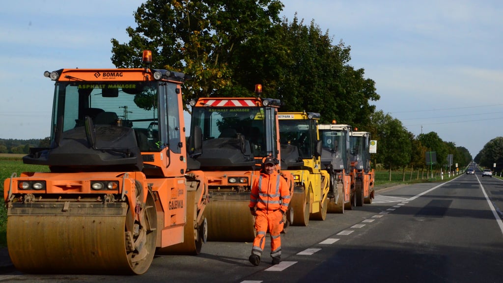 Die Walzen warten an der Baustelle auf der B71 bei Winterfeld auf ihren Einsatz.
