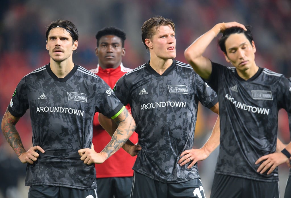 Nach der Niederlage bei Slavia Prag werden die enttäuschten Spieler vom 1. FC Union Berlin von den mitgereisten Fans laut gefeiert.