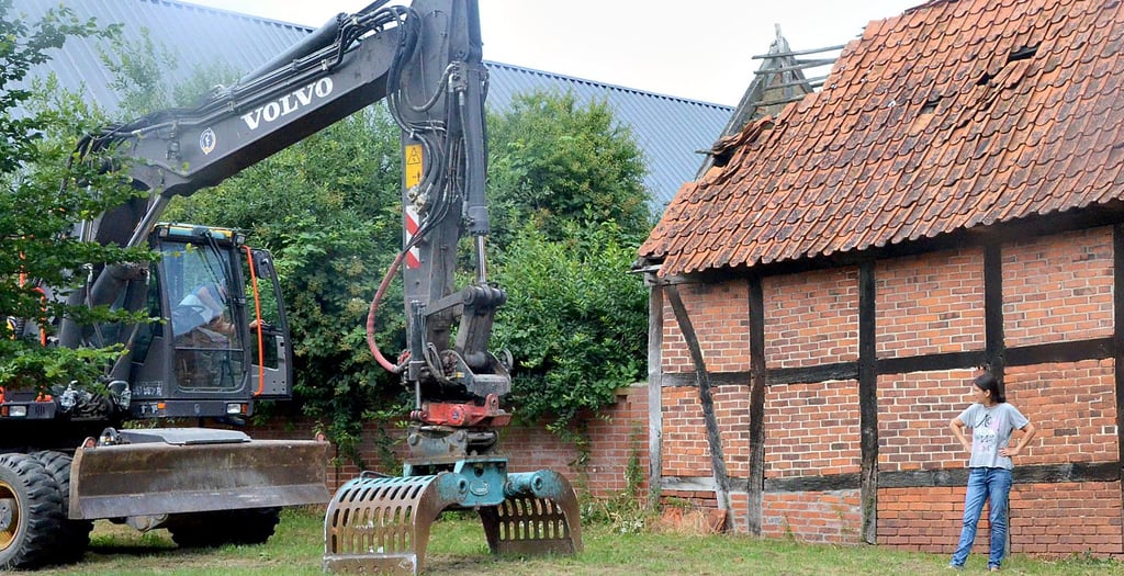 Swantje Seifert hatte sich im Juli vor den Bagger gestellt, um einen Abriss des fast 200 Jahre alten Torhauses zu verhindern.