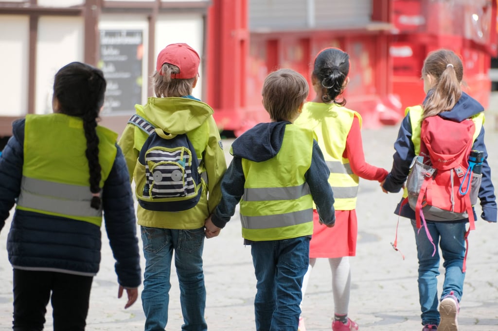 Symbolfoto - Kinder mit Warnweste