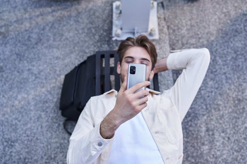 Es passt noch in eine Hand: Das Asus Zenfone 8.