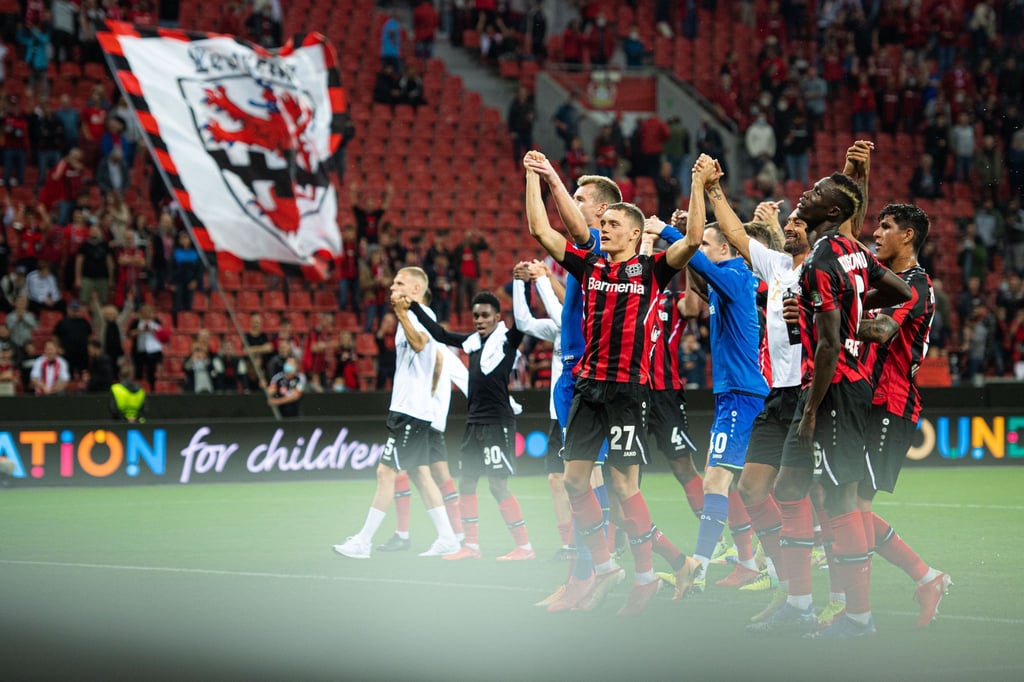 Die Leverkusener Spieler jubeln nach der Partie mit den Fans.