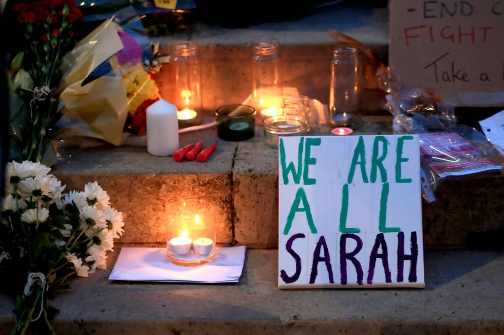 Kerzen und die Botschaft „We are all Sarah“ wurden bei einer Mahnwache für die getötete Sarah Everard aufgestellt (Archivbild).