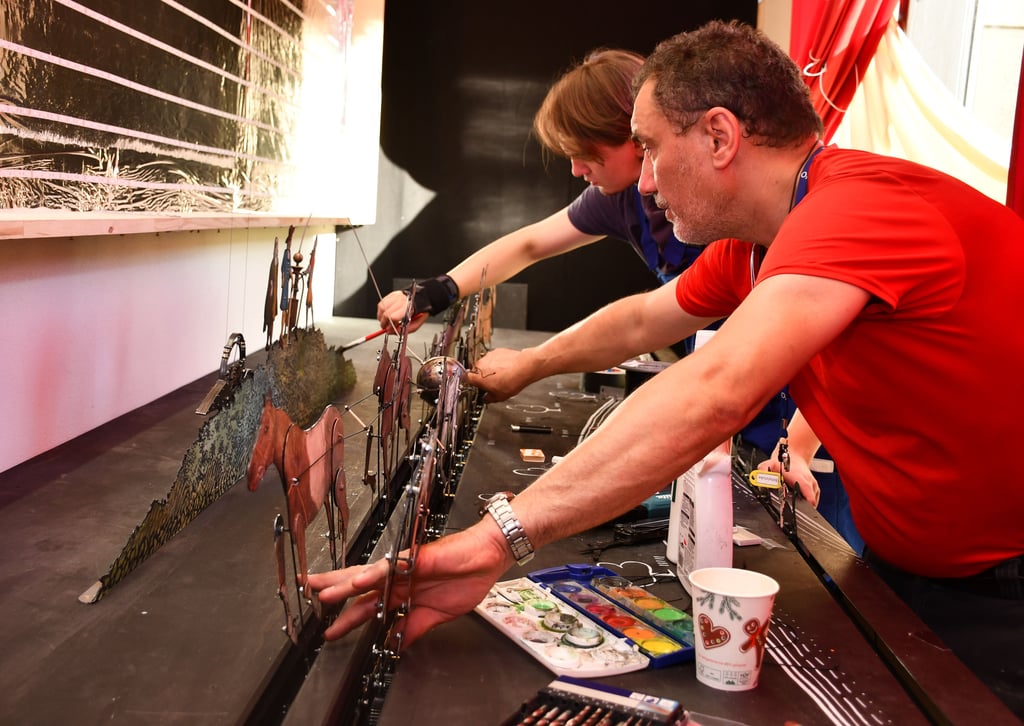 Ingo Mewes (r.) und Moritz Schönbrodt installieren das mechanische Puppenspiel am Alten Markt in Magdeburg.