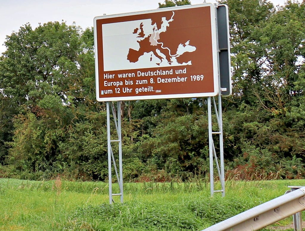 An den Gasthof „Zum Kiebitzdamm“ - wie das braune Schild deutlich macht, einst direkt an der ehemaligen innerdeutschen Grenze gelegen – erinnert heute nur noch eine Gedenktafel.