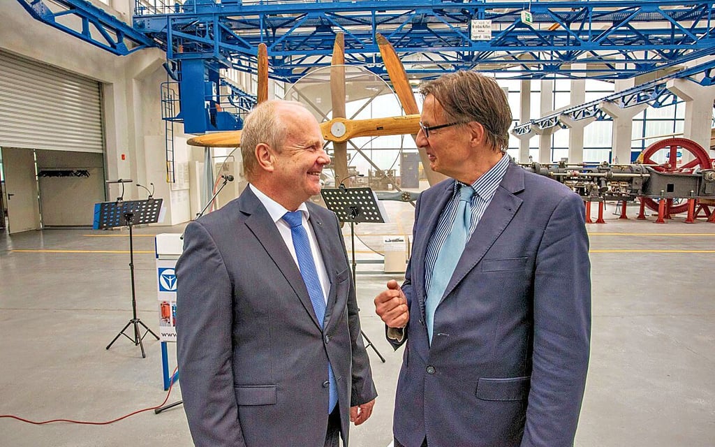 Der Vorstehers der Finanzamtes Dessau, Andreas Unger, (r.) ist durch Staatssekretär Klaus Klang im Technikmuseum verabschiedet worden.
