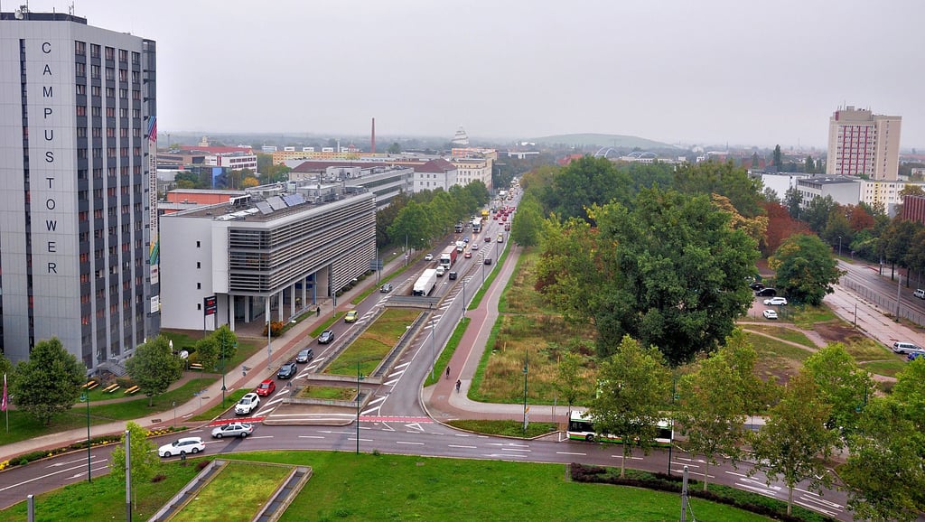 Blick über die Ostseite des Universitätsplatzes in Magdeburg, wo ab diesem Monat der Baugrund für eine Neubebauung des Geländes erfolgen soll. Der Baustart soll erfolgen, wenn ausreichend Mieter für das Objekt gefunden sind.