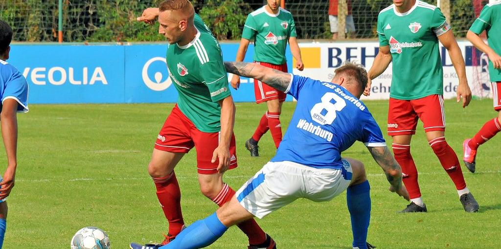 Gegen das Schlusslicht aus Bregenstedt stehen die Schönebecker um Marcus Bolze (l.) und Kapitän Mathias Rhode (r.) laut ihrem Trainer schon in der Pflicht, Zählbares zu sammeln.