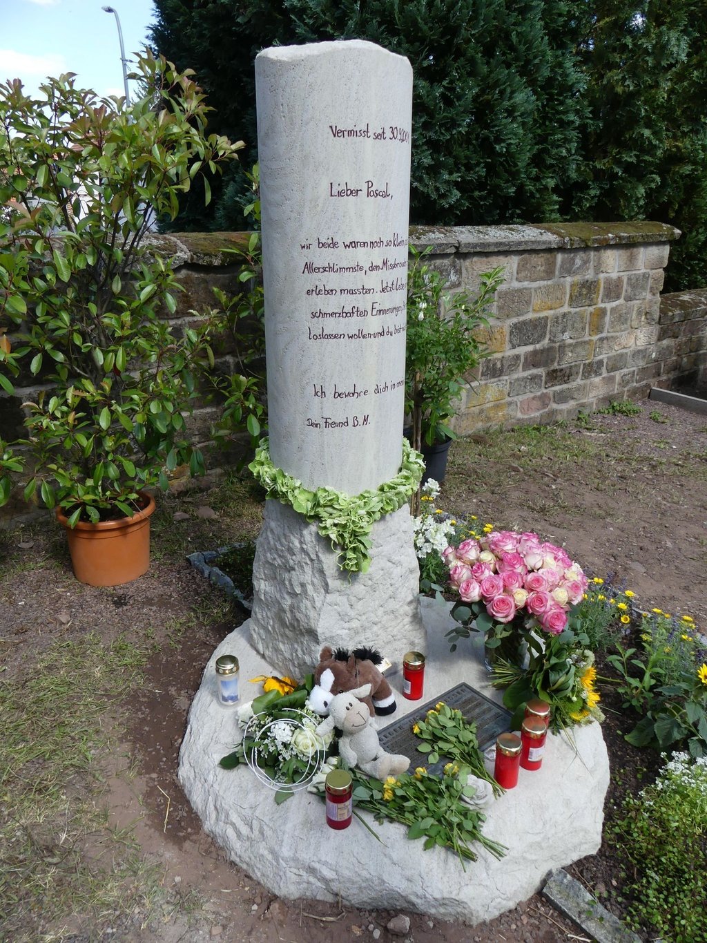 Eine Gedenkstele am Eingang des Friedhofs der katholischen Kirchengemeinde in Schwalbach erinnert an das ungeklärte Schicksal von Pascal.