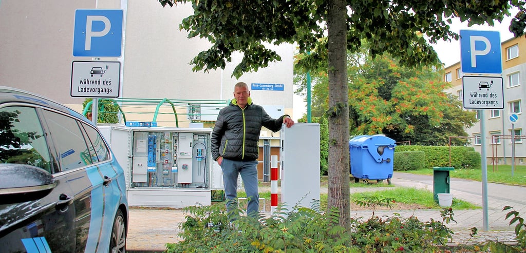 Ingo Elsner eröffnet die erste, öffentliche Stromtankstelle in Tangerhütte.