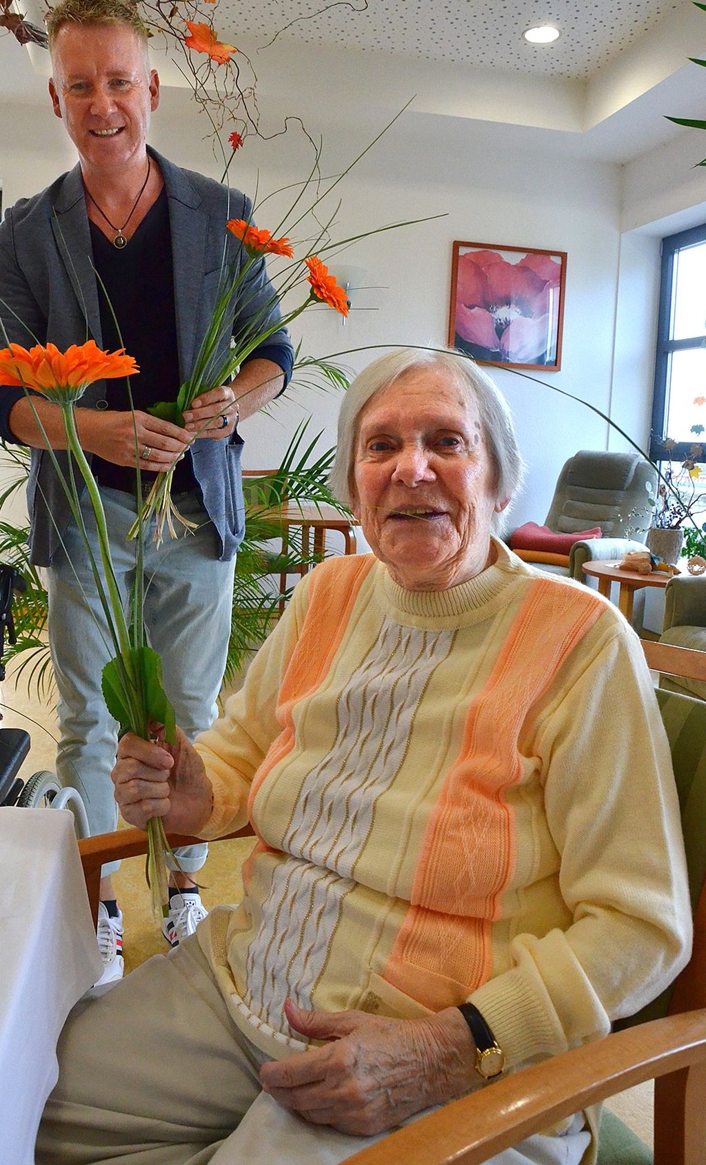 Ruth Schaudien, hier mit René Wullstein, ist 92 Jahre alt und erzählt gern. Ihre Tochter ist weggezogen, aber sie will in Staßfurt bleiben.